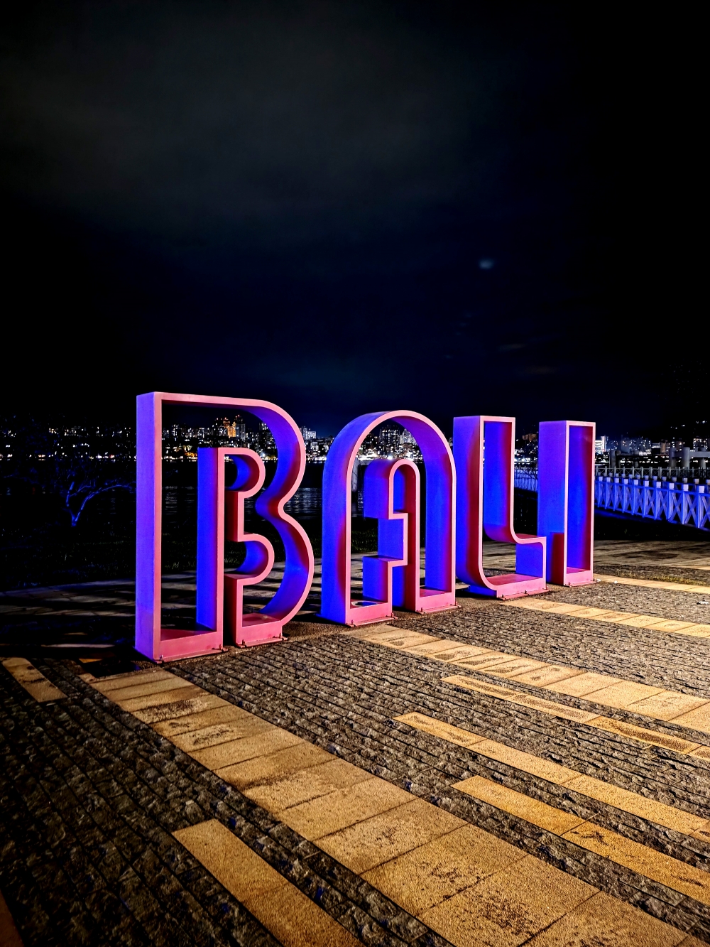 貓洞位於新北八里，周邊環境安靜，鄰近河岸與步道。
本相簿記錄貓洞附近的實際景色與夜間氛圍，讓入住貓旅館前，也能了解周邊生活環境與空間感。